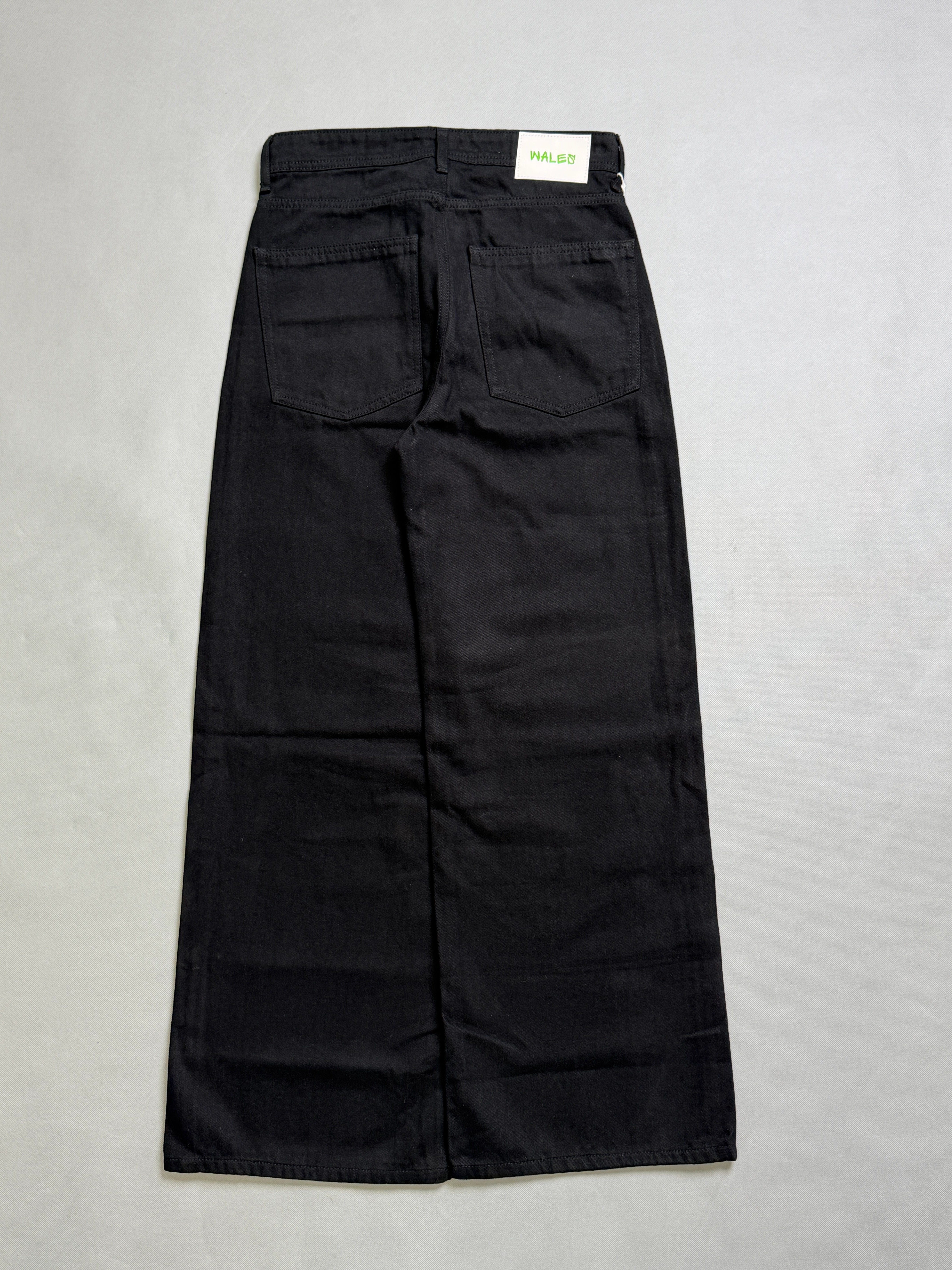 DUE BLACK WIDE