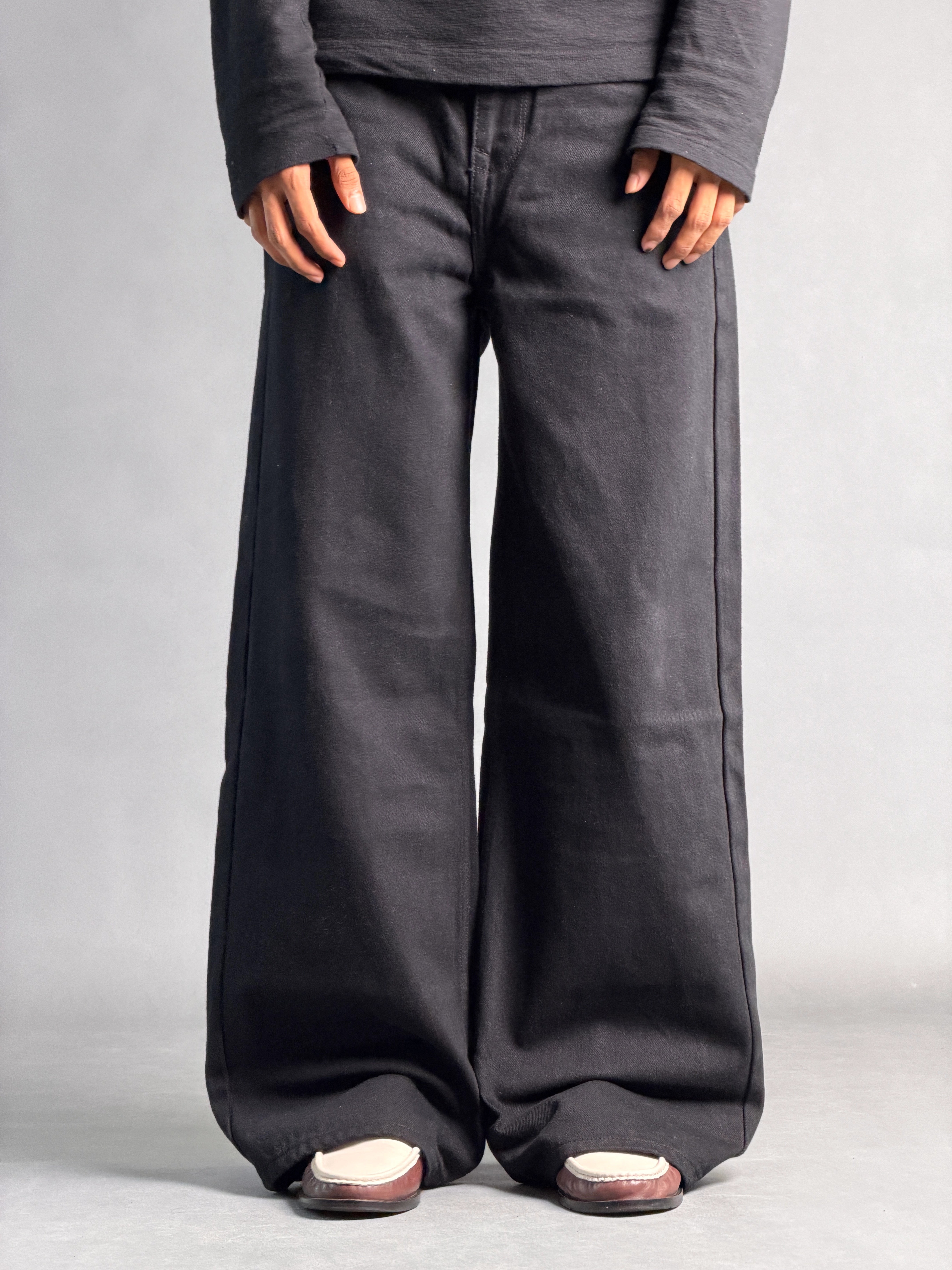 DUE BLACK WIDE