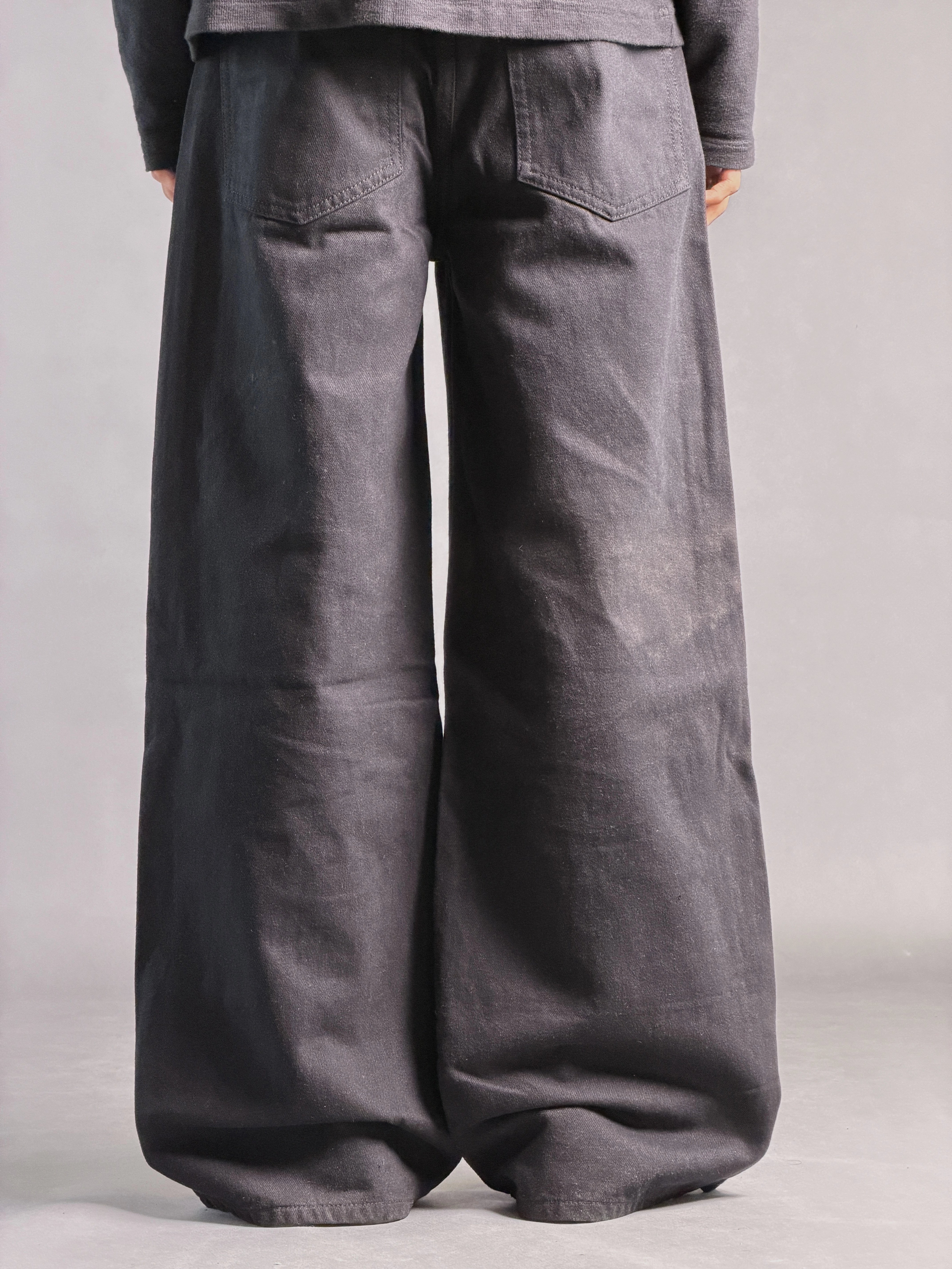 DUE BLACK WIDE