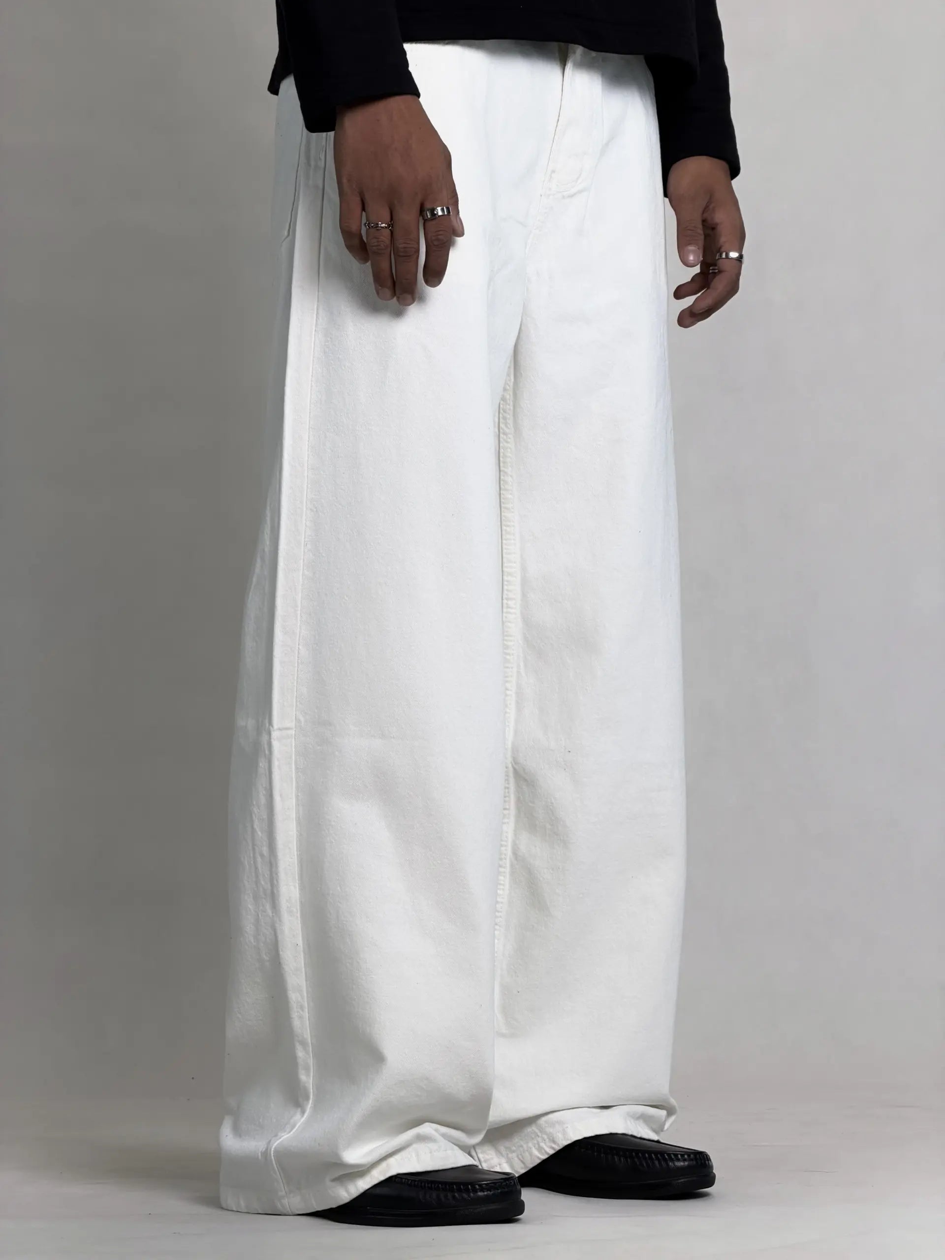 PURE WHITE STRAIGHT FIT
